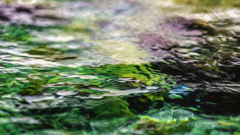 川の流れ、緑、光、アブストラクトとにもリアリズムにもなるステンドグラスの様な綺麗な表面。カラフルなfractal flow